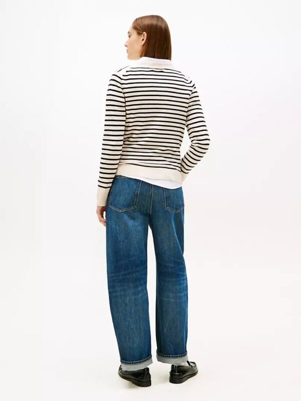 Tommy Hilfiger –  Suéter de cuello en V a rayas