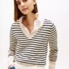 Tommy Hilfiger –  Suéter de cuello en V a rayas