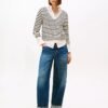 Tommy Hilfiger –  Suéter de cuello en V a rayas