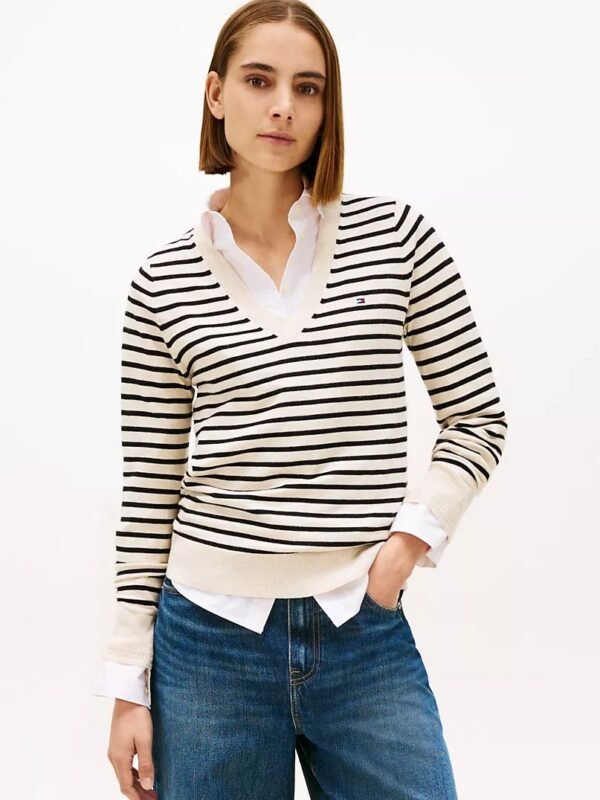 Tommy Hilfiger –  Suéter de cuello en V a rayas