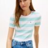 Tommy Hilfiger – Camiseta blanca a rayas celestes