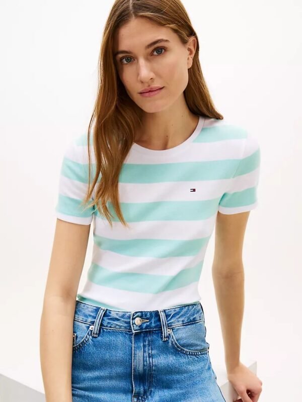 Tommy Hilfiger – Camiseta blanca a rayas celestes