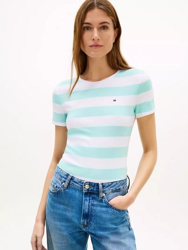 Tommy Hilfiger – Camiseta blanca a rayas celestes
